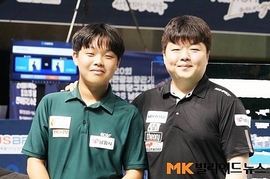 올해 한국 당구계의 최대 화두 중 하나는 10대 선수들의 부상이다. 이들 학생선수는 급속히 성장한 실력으로 기존 톱클래스 아성을 위협하고 있다. 15세 김현우는 7월 남원전국당구선수권 준결승에서 조명우에게 48:46으로 리드하다 막판에 역전당했다. 경기 후 나란히 포즈를 취한 김현우(왼쪽)와 조명우. (사진=MK빌리어드뉴스 DB)