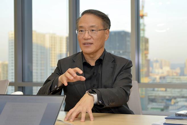 이흥수 UIB 손해보험중개(UIB 코리아) 대표가 최근 서울 을지로의 사무실에서 매경AX와 인터뷰하고 있다.