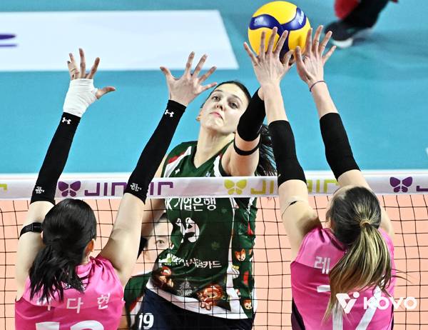흥국생명은 지난 경기 변칙 블로킹으로 상대 IBK의 공격을 완벽하게 차단했다. 사진 제공= KOVO