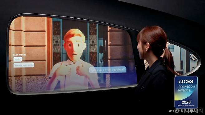 LG전자가 내달 6일(현지시간)부터 미국 라스베이거스에서 열리는 CES 2026에서 ‘AI 기반 차량용 솔루션’을 선보인다고 17일 밝혔다. 사진은 음식을 픽업할 때 수어를 사용하면 AI가 수어의 뜻을 해석해 디스플레이에 자막을 띄우는 모습. (LG전자 제공. 재판매 및 DB 금지) 2025.12.17/뉴스1  Copyright (C) 뉴스1. All rights reserved. 무단 전재 및 재배포,  AI학습 이용 금지. /사진=(서울=뉴스1)