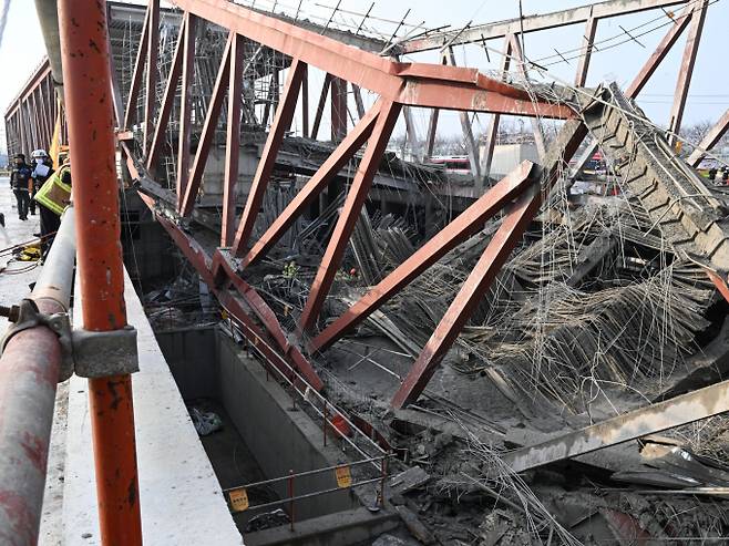 건설현장의 잇따른 중대재해 사고로 정부가 과징금과 영업정지 등 처벌 정책을 강화했다. 사진은 광주광역시 서구 치평동 광주대표도서관 건설현장에서 발생한 구조물 붕괴 사고. /사진=뉴시스