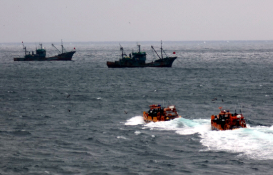 불법조업 중인 중국 어선을 단속하기 위해 접근하는 해양경찰청 경비정. 뉴시스 자료사진