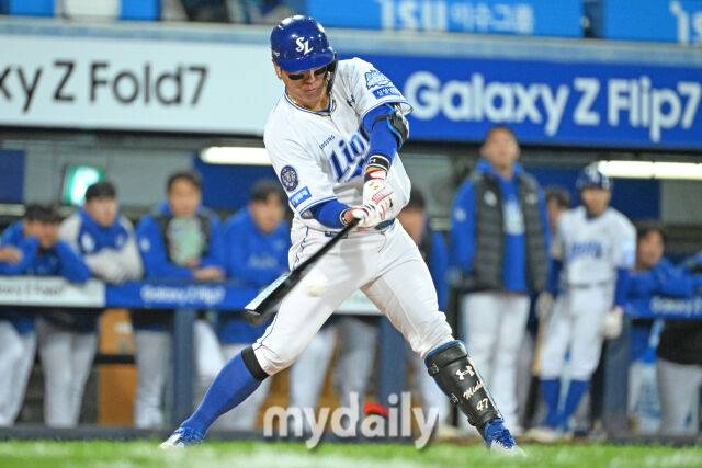 21일 대구 삼성라이온즈파크에서 열린 '2025 신한 SOL BANK KBO 포스트 시즌' 삼성 라이온즈와 한화 이글스 플레오이프(PO) 3차전 경기. 삼성 강민호가 3회말 선두타자로 나와 안타를 치고 있다./마이데일리