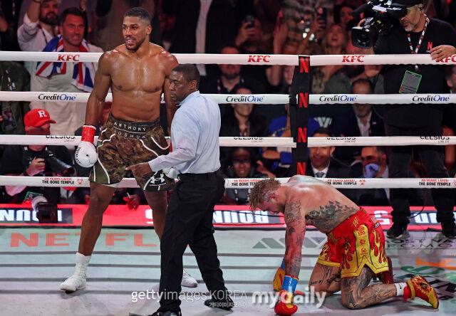 제이크 폴(오른쪽)이 다운 후 주저앉아 있다. /게티이미지코리아