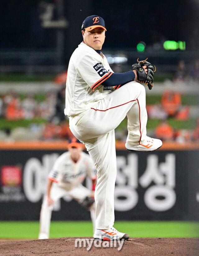 2025년 9월 26일 오후 대전 한화생명 볼파크에서 열린 '2025 신한 SOL뱅크 KBO 리그' LG 트윈스와 한화 이글스의 경기. 한화 선발투수 류현진이 역투하고 있다./마이데일리