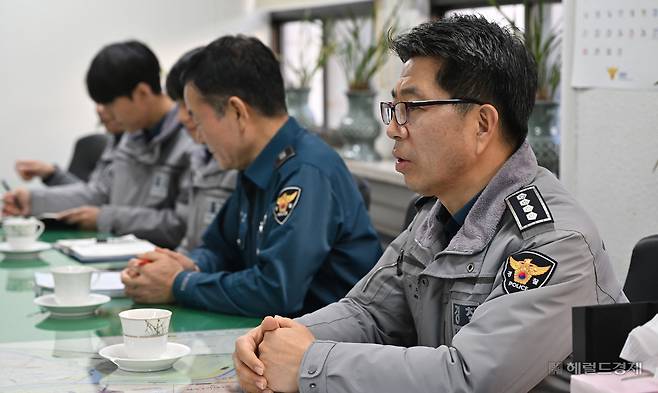 서기용 성동경찰서장이 22일 오후 성동서에서 직원들과 차담을 갖고 있다. [임세준 기자]