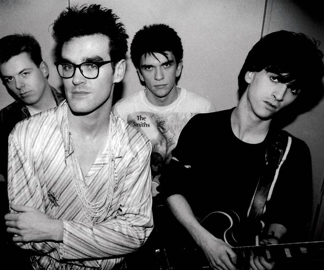 1983년 데뷔한 영국의 ‘더 스미스’(The Smiths)의 음악은 당시 시장의 주류였던 가볍고 경쾌한 댄서블 장르 음악의 공기와 맞지 않게 난해하고, 현학적이며, 음울하고, 삐딱했다. 그러나 음악사는 반복해서 증명해왔다. 시장이 자유를 재단할 때 예술은 때로 그 바깥에서 살아남는다는 사실을. 더 스미스는 마지막까지 그 불편한 관계를 감수했고, 미참내 한 시대의 ‘바이블’로 남았다. [공식 인스타그램 캡처]