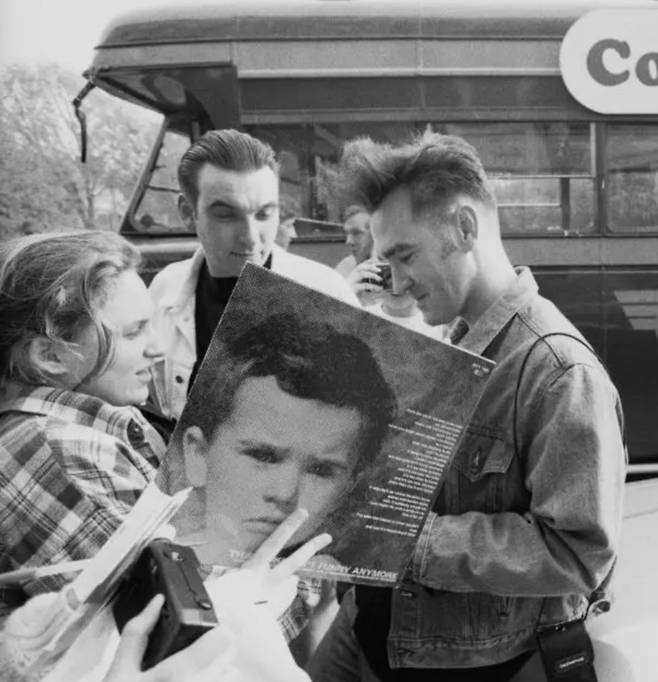 더 스미스, 특히 모리세이와 조니 마가 만들어낸 음악은 시장의 요구에 맞춰 조정되기보다는 음악 스스로의 정조를 끝까지 유지하는 쪽을 택했다. 그리고 그들의 선택은 산업의 관점에서는 비효율적으로 보였지만, 결과적으로는 어떤 유행으로도 대체할 수 없는 음악적 언어와 유산을 남겼다. 이는 예술이 시장에 적응할수록 보편성을 얻는 것이 아니라, 때로는 예술가의 혼이 자신의 표현방식과 신념을 지킬수록 역설적으로 더 넓은 ‘인간 대 인간으로서의 교감’을 획득한다는 걸 보여준다. [공식 인스타그램 캡처]