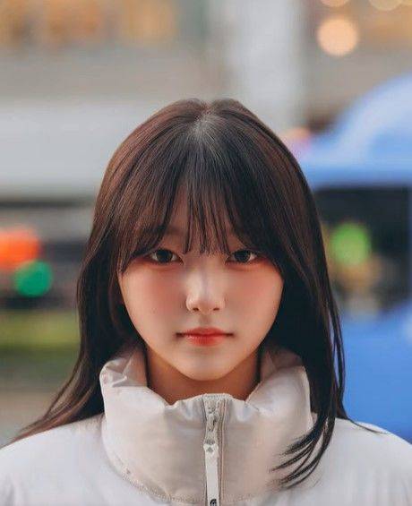 [서울=뉴시스] 배우 정웅인의 둘째 딸 정소윤이 유튜브 영상에 등장해 근황을 전했다. (사진=유튜브 채널 '자까다' 캡처) 2025.12.27. photo@newsis.com *재판매 및 DB 금지