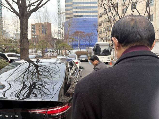 [서울=뉴시스] 신유림 기자 = 통일교 전 한국회장 이모씨가 27일 오후 조사를 마치고 서울 서대문구 경찰청을 나서고 있다. 2025.12.27. spicy@newsis.com  *재판매 및 DB 금지