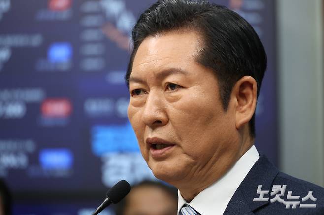 더불어민주당 정청래 대표가 26일 서울 여의도 국회에서 당대표 취임 후 첫 공식 기자회견을 열고 있다. 윤창원 기자