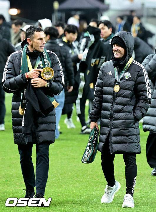 [OSEN=상암월드컵경기장, 조은정 기자] 전북현대가 끝내 정상에 섰다. 연장전 혈투 끝에 광주FC를 2-1로 꺾고 2025 하나은행 코리아컵 우승을 차지했다. 120분 동안 퇴장·부상·논란 상황이 뒤섞인 결승전이었지만, 마지막에 웃은 팀은 전북이었다.전북현대는 6일 오후 1시 30분 서울월드컵경기장에서 열린 2025 하나은행 코리아컵 결승전에서 광주FC와 맞붙어 2-1로 승리했다.K리그1 우승에 이어 코리아컵 우승까지 더블을 이뤄낸 전북의 포옛 감독(왼쪽)이 타노스 코치와 기뻐하고 있다.  2025.12.06 /cej@osen.co.kr