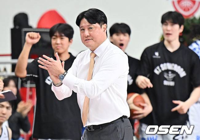 [OSEN=울산, 이석우 기자]  On the 27th, the 2025-2026 LG Electronics professional basketball game between Ulsan Hyundai Mobis and Suwon KT was held at Dongcheon Gymnasium in Ulsan. Ulsan Hyundai Mobis is looking for a decisive turning point to rise in the rankings, and Suwon KT, which has suffered three consecutive losses, is also in desperate need of a rebound. The two teams face each other. Suwon KT coach Moon Kyung-eun is happy as they made a comeback in the fourth quarter. 2025.12.27 / foto0307@osen.co.kr