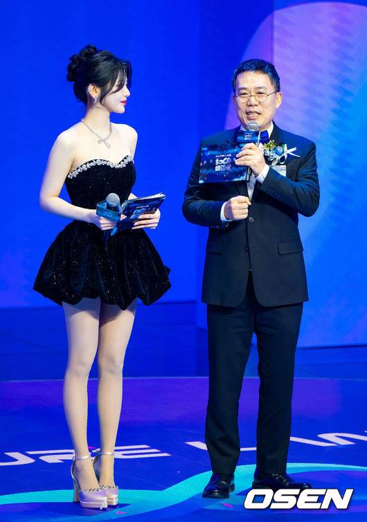 [OSEN=박준형 기자]  27일 서울 상암동 에스플레스센터에서  '2025 SOOP 스트리머 대상' 시상식이 진행됐다.‘스트리머 대상’은 2011년 시작돼 올해로 15회를 맞은&nbsp;SOOP의 연말 시상식으로, 한 해 동안 활약한 스트리머와 이를 함께한 유저가 한자리에 모여 축하하는 자리다.SOOP 대표이사 케빈이 SOOP AI 살사 2.0을 공개하고 있다. .   2025.12.27 / soul1014@osen.co.kr