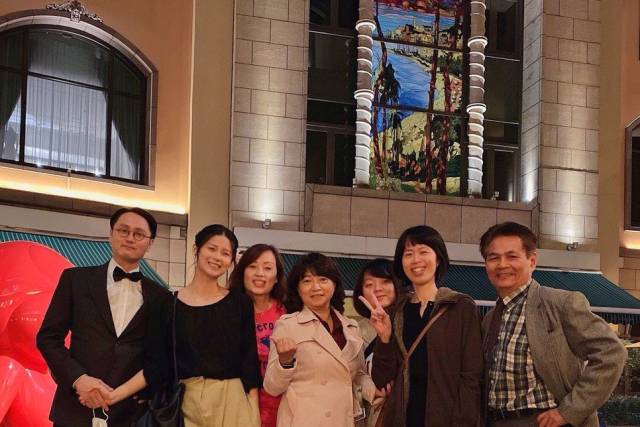 ▲ 혼인신고한 날 가족들과 저녁식사를 마치고. 장인과 두 명의 장모가 모여도 어색함이 없다. 영화 '극한직업'식으로 말하자면 아메리칸 스타일이다. ⓒ필자