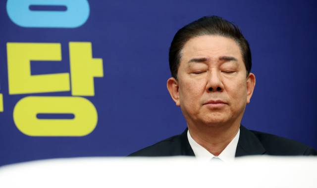 ▲더불어민주당 김병기 원내대표가 24일 국회에서 열린 최고위원회의에서 최고위원들의 발언을 들으며 생각에 잠겨 있다. ⓒ연합뉴스