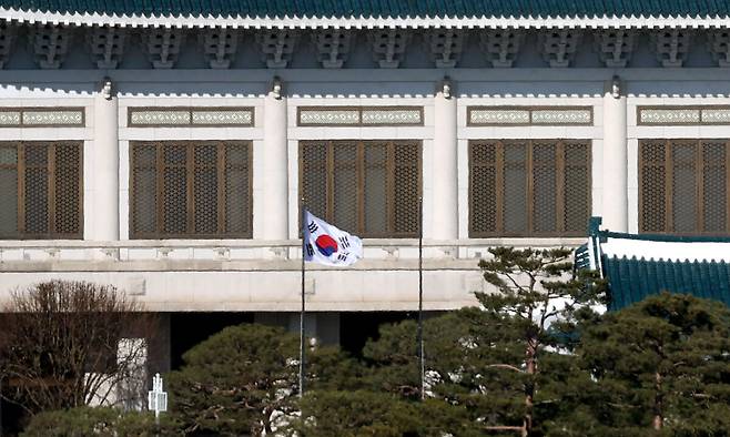 25일 오후 서울 종로구 청와대 본관 앞 국기 게양대에 태극기가 바람에 펄럭이고 있다. 대통령실 공식 명칭이 오는 29일부로 청와대로 바뀌며 대통령을 상징하는 봉황기는 29일 0시부로 청와대에 게양된다.&nbsp;뉴시스