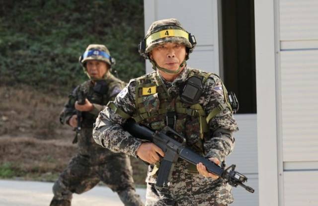 시가지 전투 훈련 체험 중인 시니어 아미 회원들. 연합뉴스