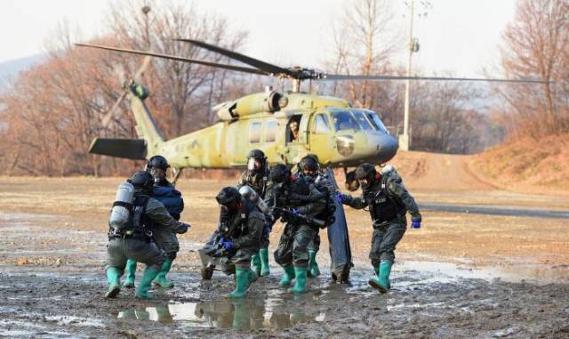 국군화생방방호사령부 특수임무단 장병들이 공중 기동 후 작전지역으로 이동하고 있다. 사진 제공=국군화생방방호사령부