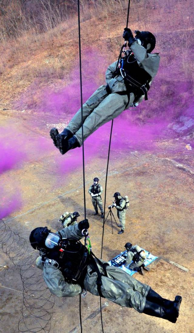 국군화생방방호사령부 화생방특수임무단 장병들이 헬기 레펠을 통해 오염 지역에 접근하고 있다. 국방일보