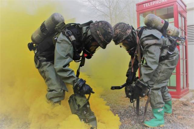 장병들이 화생방전 상황을 가정한 훈련에서 현장 정찰을 하고 있다. 사진 제공=국군화생방방호사령부