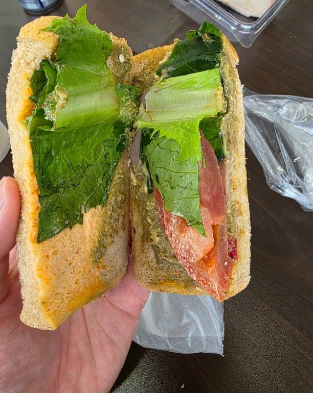 이마트24의 '아보카도듬뿍CBLT샌드위치' 속 재료 모습