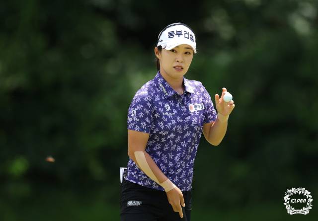퍼팅을 끝내고 갤러리에게 인사하고 있는 김수지. 사진 제공=KLPGA