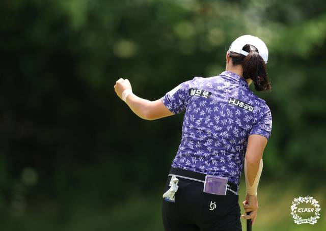 퍼팅을 성공하고 기뻐하고 있는 김수지. 사진 제공=KLPGA