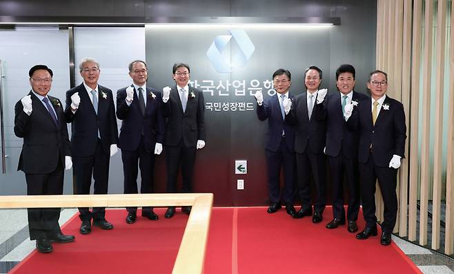 2025년 11월17일 서울 여의도 산업은행에서 열린 국민성장펀드 사무국 현판식에서 박상진 산업은행 회장(오른쪽에서 네 번째) 및 5대 금융지주 회장 등이 기념 촬영을 하고 있다. ⓒ연합뉴스