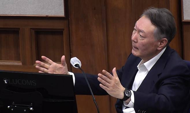 윤석열&nbsp;전&nbsp;대통령이 12월24일 서울 서초구 서울중앙지방법원에서 열린 내란 우두머리 혐의 속행 공판에 출석해 발언하고 있다. ⓒ서울중앙지법 제공