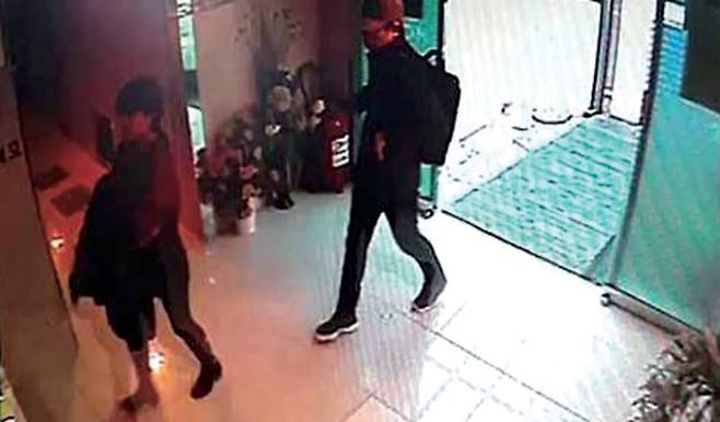 2015년 3월26일 조건만남을 하다 가출 여중생을 살해한 30대 남성 김씨가 피해자와 함께 모텔에 들어가고 있는 CCTV 영상 ⓒ서울 관악경찰서 제공