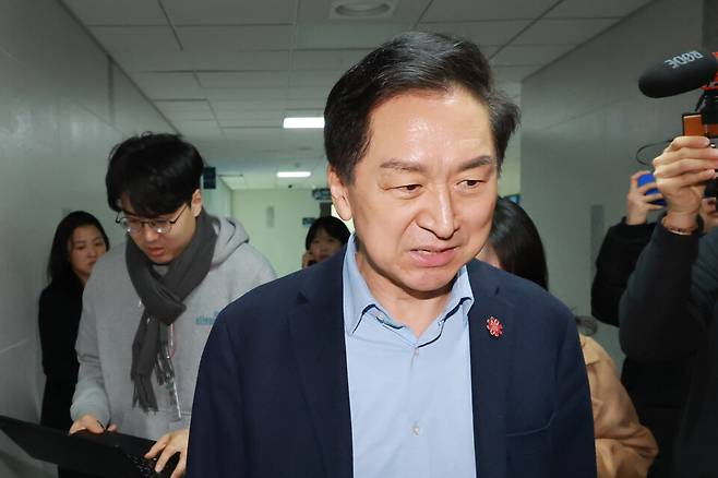 김건희특검이 '로저비비에 클러치백 수수 의혹'과 관련해 김기현 국민의힘 의원실과 자택 등에 대해 압수수색에 착수한 17일 국회의원회관 내 사무실에 김 의원이 도착하고 있다. ⓒ연합뉴스