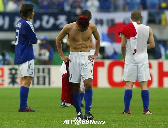 지난 2002년 한일 월드컵 16강 튀르키예전 패배로 탈락이 확정되자 아쉬워하고 있는 일본 축구대표팀 선수들. /AFPBBNews=뉴스1