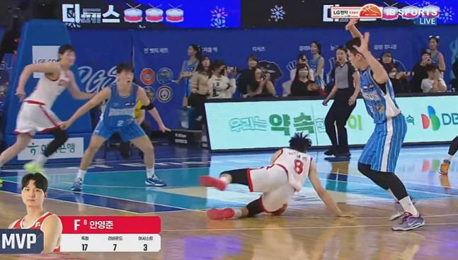 SK 안영준(가운데)이 27일 한국가스공사전 4쿼터 막판 드리블 도중 넘어지고 있다. /사진=TVING 중계화면 갈무리