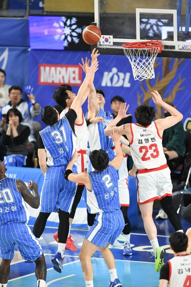 SK 안영준(왼쪽에서 3번째)이 경기 막판 결승 득점을 성공시키고 있다. /사진=KBL 제공