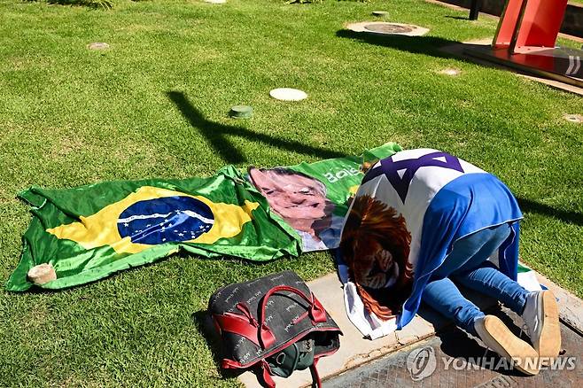 24일(현지시간) 보우소나루 브라질 전 대통령 치료 중인 병원 찾은 지지자 [브라질리아 AFP=연합뉴스. 재판매 및 DB 금지]