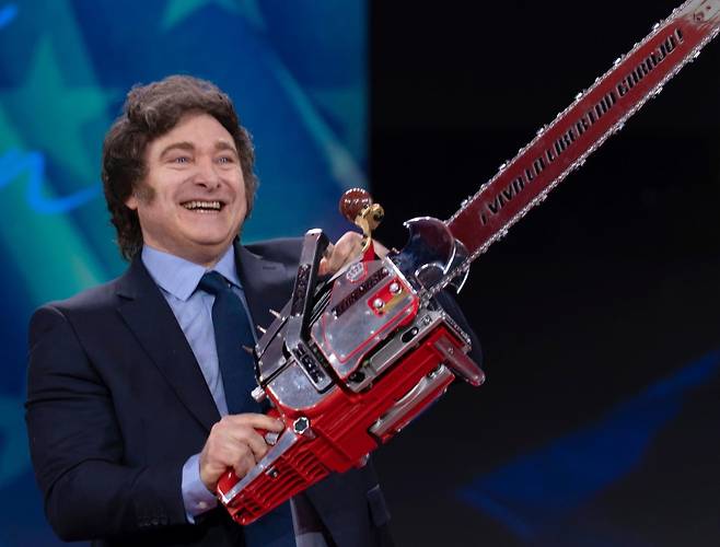 대대적 긴축을 통해 아르헨티나의 경제체질을 개혁하겠다는 정책기조를 지닌 하비에르 밀레이 [AP 연합뉴스 자료사진. 재판매 및 DB 금지]