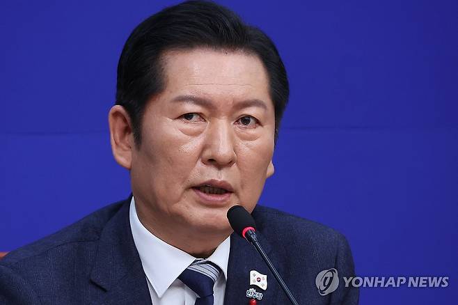 답변하는 정청래 대표 (서울=연합뉴스) 김주성 기자 = 더불어민주당 정청래 대표가 26일 서울 여의도 국회에서 열린 기자회견에서 '2차 종합특검법'의 추진 방향과 '통일교 특검법' 관련 쟁점 등에 대한 질문에 답하고 있다. 2025.12.26 utzza@yna.co.kr