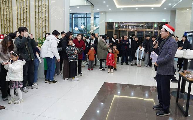 서산시 소상공인연합회가 성탄절인 12월 25일 베니키아호텔 서산 1층 로비에서 '크리스마스 프리마켓'을 개최했다.(사진=서산시 제공)