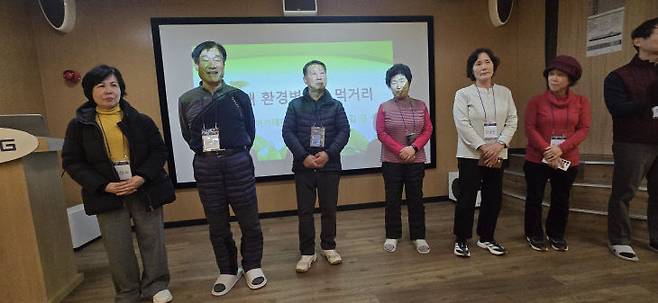 안진찬 이사장 형제들이 인사하고 있다.