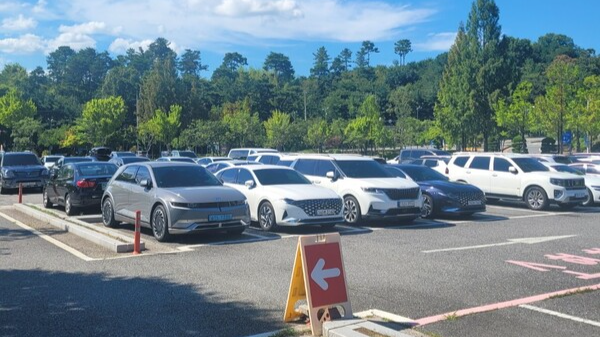 대전오월드 입구 주차장 모습. 무더운 날씨에도 많은 인파가 몰렸다.