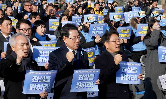 김영록 전라남도지사가 27일 광주 5·18 민주광장에서 열린 12·29 제주항공 여객기 참사 광주·전남 시도민 추모대회에서 희생자들을 위한 노래를 부르고 있다./전남도 제공