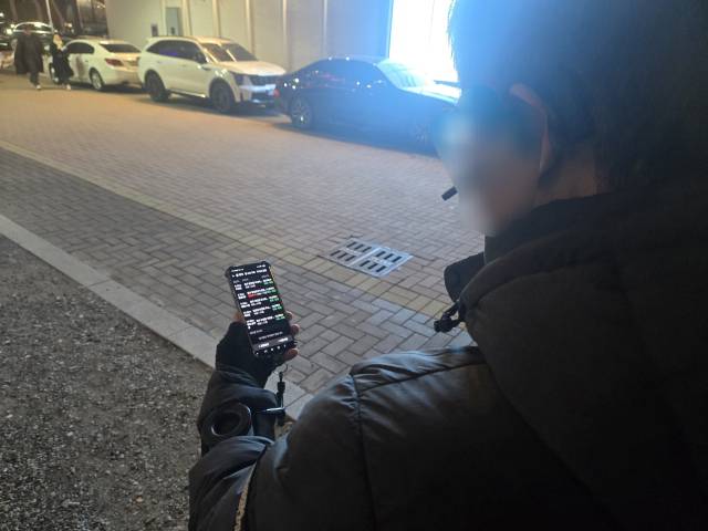 지난 25일 크리스마스 저녁에 만난 대리운전 기사 김상엽(58·가명) 씨가 대리운전 애플리케이션을 켜고 콜을 잡는 모습. 임재환 기자