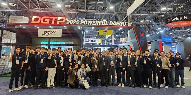 ‘CES 2025’에 참가한 대구지역 기업 관계자들이 기념촬영을 하는 모습./대구시 제공
