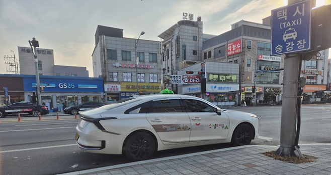 ▲ 경북 의성군 의성읍 시가지 도로변 택시 승강장에서 택시 한 대가 정차한 가운데, 2026년 1월 9일부터 시행되는 의성군 택시 기본요금 인상과 운임 체계 개편을 앞두고 평소와 같은 도심 교통 흐름이 이어지고 있다. 김동현 기자 jhass80@kyongbuk.com
