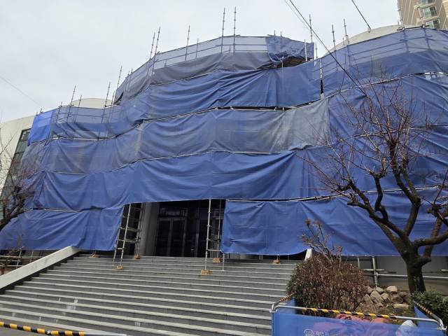 28일 개보수를 진행 중인 창원중앙고등학교 체육관.