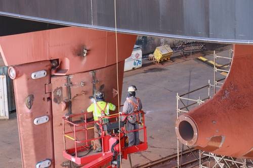 지난 22일(현지시간) 미국 필라델피아 한화필리조선소 독(건조시설)에서 근로자들이 선체 하부에서 용접 후 마무리 작업을 하고 있다. /연합뉴스/