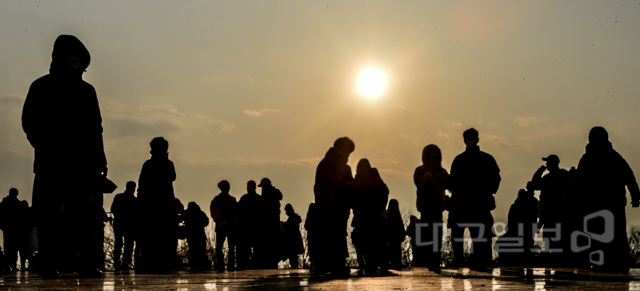 2025년 1월1일 대구 동구 해맞이공원에서 시민들이 새해 첫 일출을 바라보며 소망을 기원하고 있다. 대구일보 DB