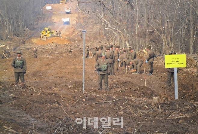 지난 2018년 11월 강원도 철원 화살머리고지 일대에서 남북 도로개설을 위한 작업 당시 모습이다. 새로 설치한 군사분계선(MDL) 표식을 기준으로 북측 지역에서 북한군이 도로연결 작업을 하고 있다. (사진=국방부)
