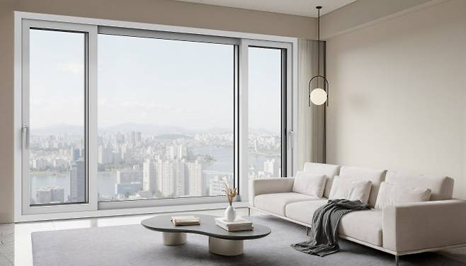 현대L&C가 최근 출시한 프리미엄 창호 ‘레하우 R-8’이 적용된 모습.(사진=현대L&C)